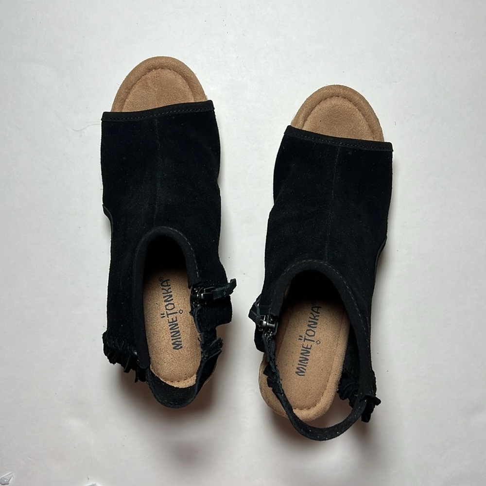 NWOT Minnetonka Suede Peep-toe wedges with fringe size 8 - Picture 4 of 9